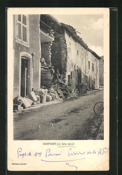 CPA Sampigny, vue de la rue avec vue du bâtiment 1915