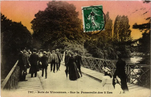 CPA PARIS 12e-Bois de Vincennes-Sur la footbridge des 2 Iles (322759)