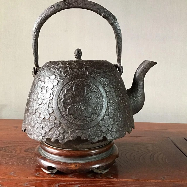 JAPANESE TEA CEREMONY OLD IRON TEA KETLE with family crest, Meiji period