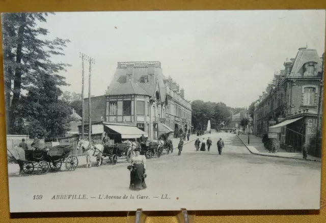 CPA Abbeville l'Avenue de la Gare animée Hôtels du Chalet & de la Gare Attelages