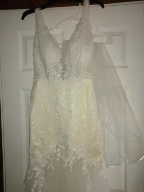 NWOT FIT AND FLAIR WEDDING GOWN AND USED VEIL SIZE Small WHITE/ BEIGE WITH LACE