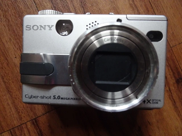 SONY DSC-V1 Carl Zeiss Cyber-Shot 4X 5MP Digital Camera- Cost £200