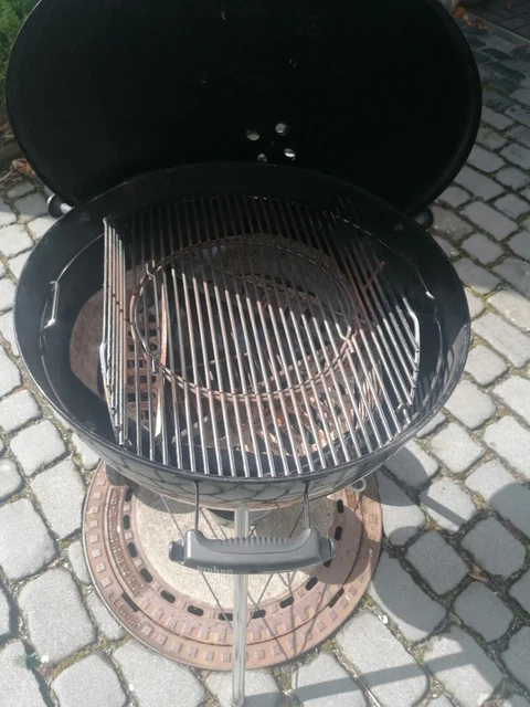 WEBER MASTER TOUCH GBS  57 CM BLACK ANSEHEN MIT PIZZASTEIN und WEBER HALTER LOOK 3