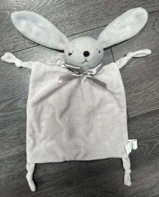 Grauer Hase/Kaninchen Baby Bettdecke von Fuchs & Hase/Sinsay - graue Schleife, Rassel