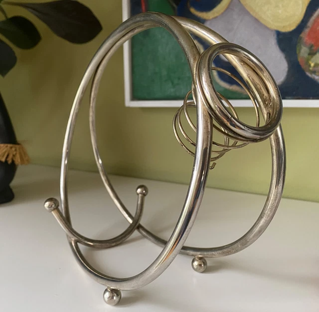 SOPORTE PARA BOTELLAS DE VINO ART DECO. Altura: 21 cm. Longitud: 25,5 cm. Ancho 11 cm.
