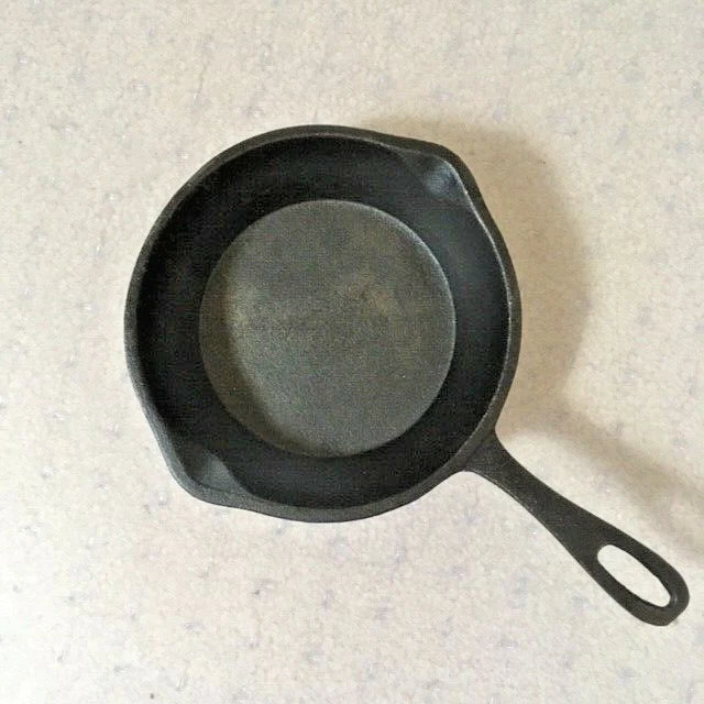 Small "Bayou Classic" 4¼” Inside Diameter Cast Iron Skillet Frying Pan - NWOT
