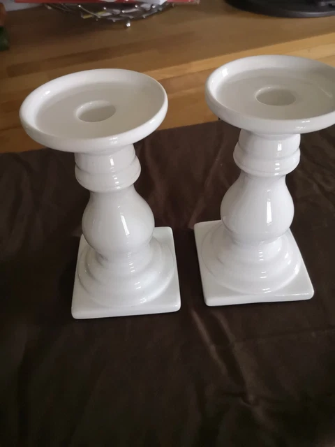 magnifique chandelier en ceramique de couleur blanc neuf jamais servi juste déco