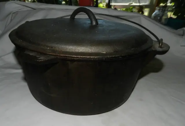 https://www.picclickimg.com/faMAAOSwl~tlRR0f/Vintage-large-Cast-Iron-Dutch-Oven-bean.webp