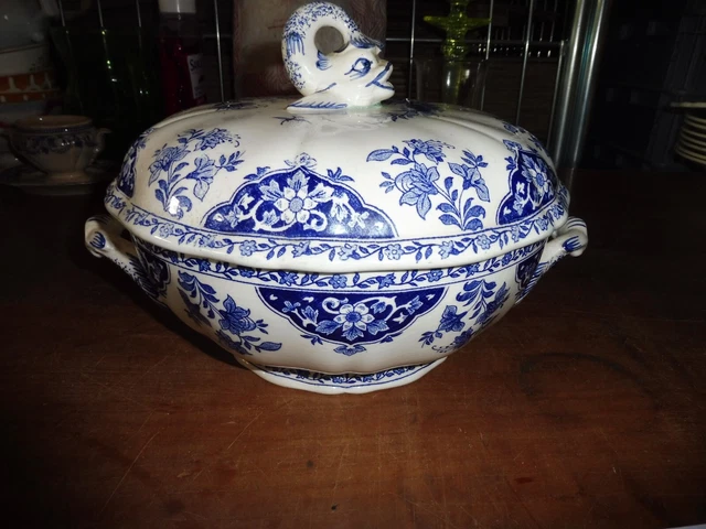 Soupière en faïence de Gien modèle Rouen bleu décor au dauphin