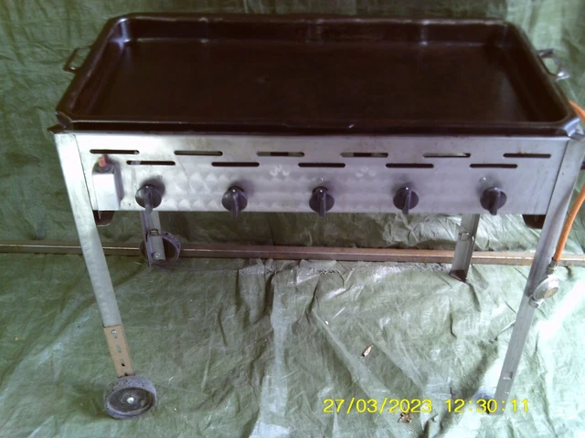 Grill mit gas und großer Fläche und Grillwanne extra auf Rollen