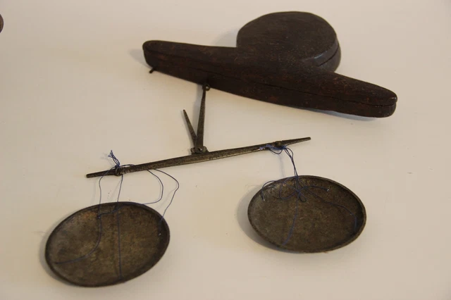 Antike kl: HÄNGEWAAGE Feinwaage Schalenwaage Apothekerwaage um 1900 m. Holzbox 2