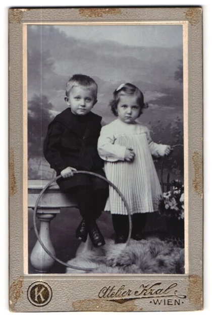 Photography Atelier Kral, Vienna, Gumpendorferstr. 83, Portrait Cute Pair of Kids m