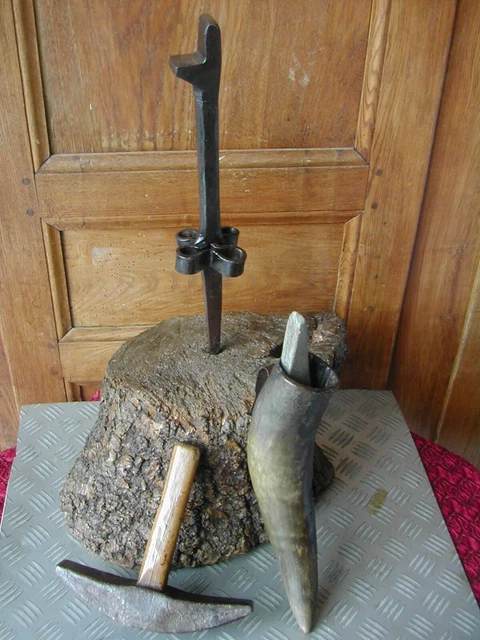 Rare Lot de 4 Outils Anciens Battage de la Faux Enclume Marteau Coffin Curiosité