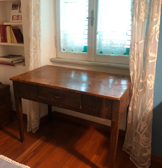 tavolo antico rettangolare. Raffinato .lunghezza 110cm, altezza 83cm, prof 70