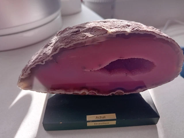Achatgeode auf schwarzer Platte aus Brasilien rose gefärbt