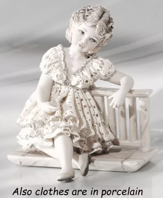 Petite Statue en Porcelaine Italienne Capodimonte Figurine De Fille Siège