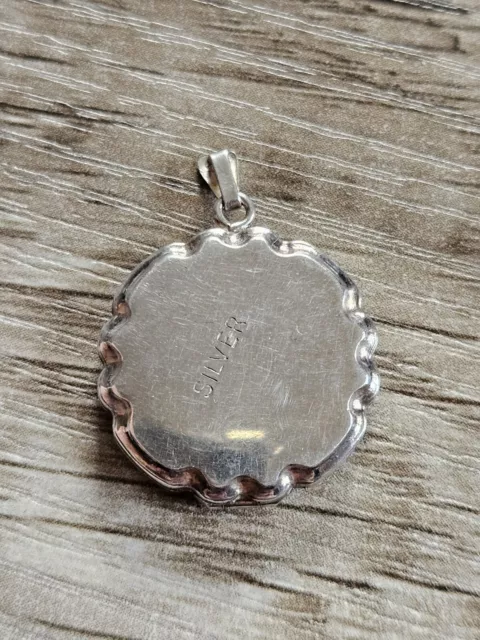 3.9g+ Sterling Silver locket pendant, Vintage, Engraved, Round. 2