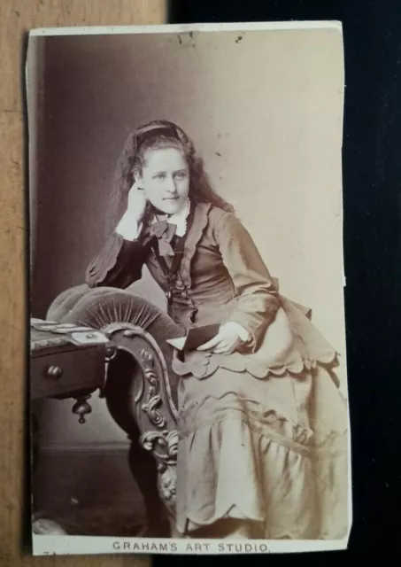 sitzendes Mädchen - junge Frau im Reifrock mit Buch / CDV Graham Leamington