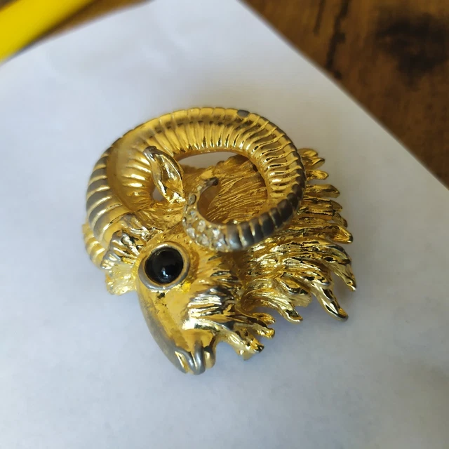 CARVEN : Broche Oiseau branché en métal doré, sertie de pierres