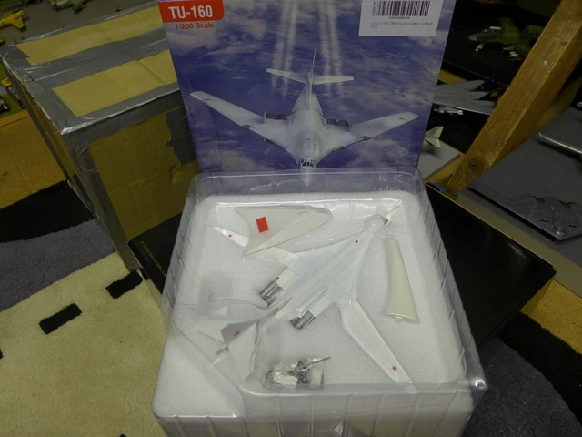 Modello Aereo Militare Wltk Tupolev Tu-160 Blackjack 1/200 &ndash; Con Supporto