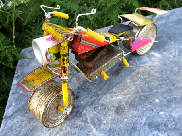 Handgefertigter Vintage-Motorrad-Chopper aus Blechdosen