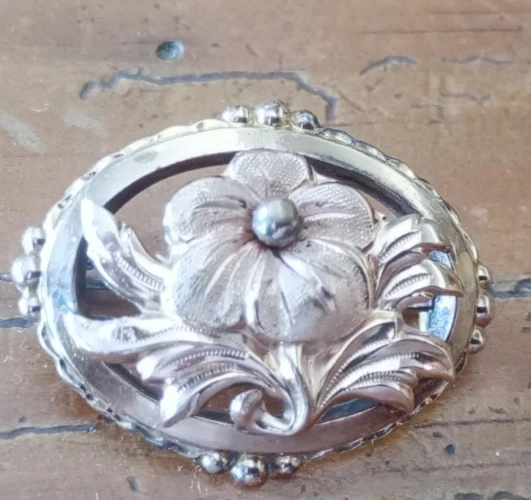 Broche Ancienne En Plaqué Or - Motif Fleur Signée SAVARD - Occasion Avec Usure