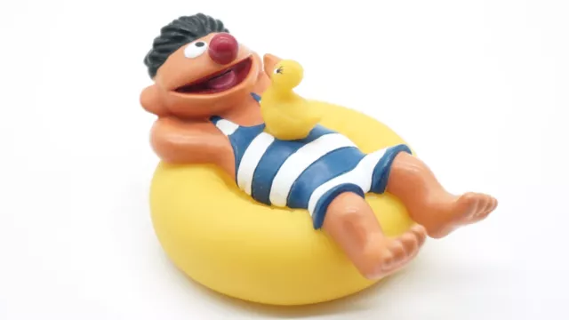 Ernie mit Badeente auf Schwimmreifen Sesamstrasse Muppets Jim Henson 1997