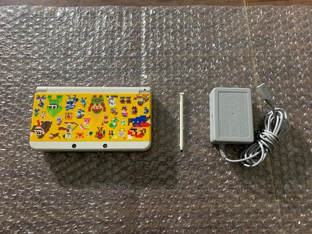 Nintendo New 3DS System -- 8-bit faceplates -- White Super Mario 3D Land edition Nintendo New 3DS System -- 8-bit faceplates -- White Super Mario 3D Land edition