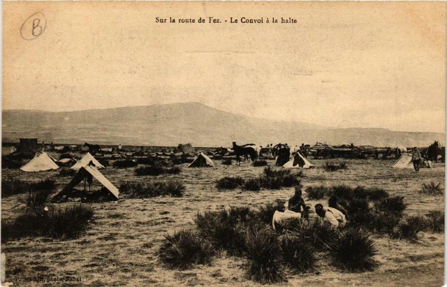 CPA AK Sur la route de FEZ Le Convoi a la halte MAROC (688420)