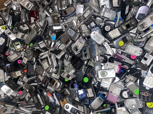 Lot of Assorted Cell Phones for Parts Scrap Trade Gold Recovery Phone FREE SHIP