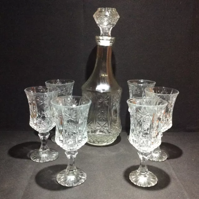 ancien service a vin en verre ou cristal taillé 7 pièces signé B dessous