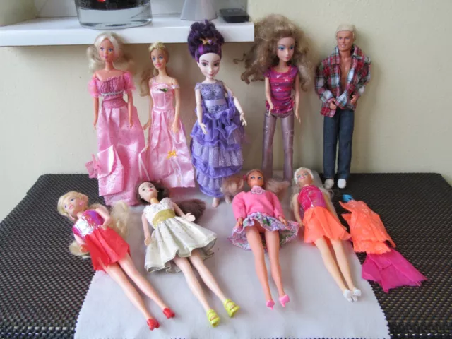 Großes Barbie Konvolut und andere Puppen mit Kleidung und Zubehör