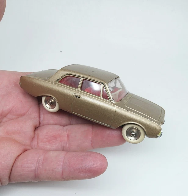DINKY TOYS (ancien, made in France) -Ford Taunus REF : 559