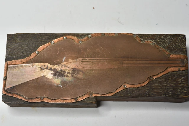 PLAQUE IMPRIMERIE CUIVRE fusil de chasse socle en bois EUR 5,00