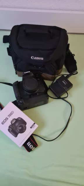 Canon EOS 700D Kamera Gehäuse mit Kameragriff , 2 original Akkus ohne Objektiv