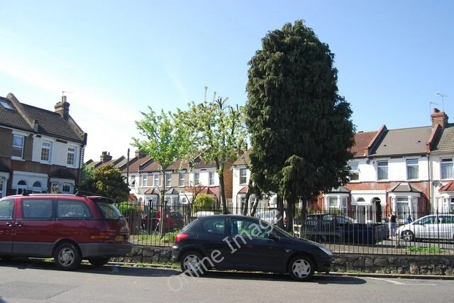 Photo 6x4 Open area at the end of Coniston Rd Croydon/TQ3365  c2011