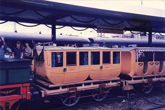 Foto Waggons der Adler Hbf Nürnberg 31.07.1985 ca. 9x13cm H3176b