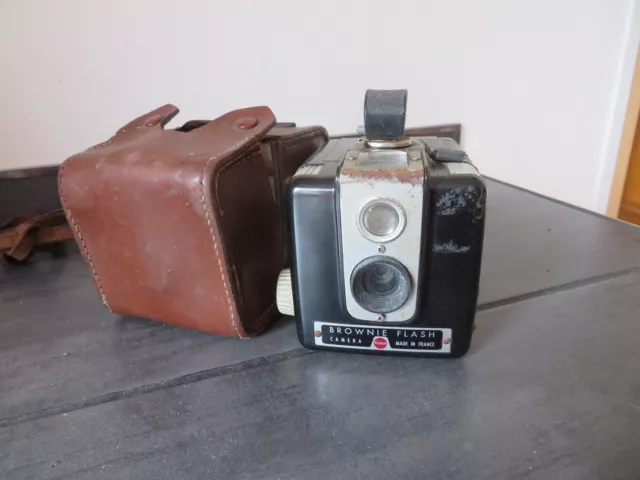 appareil photo Kodak Brownie Flash Camera et sa sacoche d'origine en cuir marron
