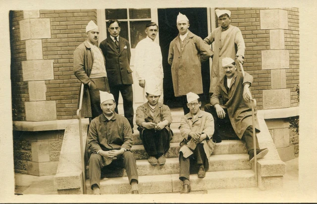 Militaire Carte PHoto soldats blessés Soignant sur marches Hôpital Militaire
