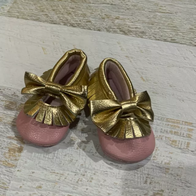 Romirus baby girl size 2 white leather slipon pre-walker shoes bow, EUC 6-12 mth