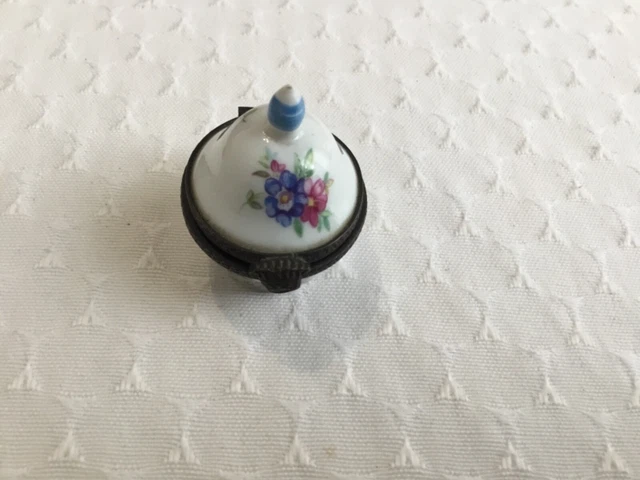 Boîte à pilule en porcelaine de Limoges,peint à main