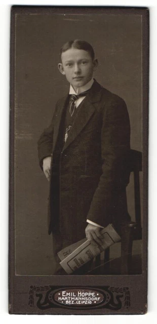 Fotografie Emil Hoppe, Hartmannsdorf, Portrait hübscher Bube im eleganten Anzug