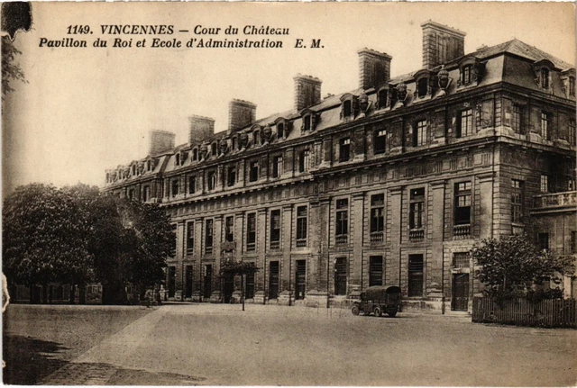 CPA Vincennes Cour du Chateau Pavillon du Roi (1347253)