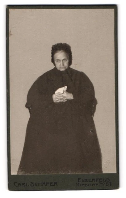 Photography Carl Schäfer, Elberfeld, Kipdorf 57, old woman in widow's clothing with