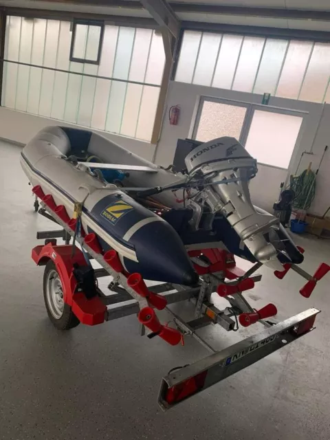 schlauchboot mit motor  wie neu nicht benutzt und trailer.