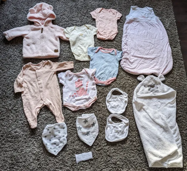 Enorme pacchetto di vestiti per bambina neonata/prima taglia (n. 32)