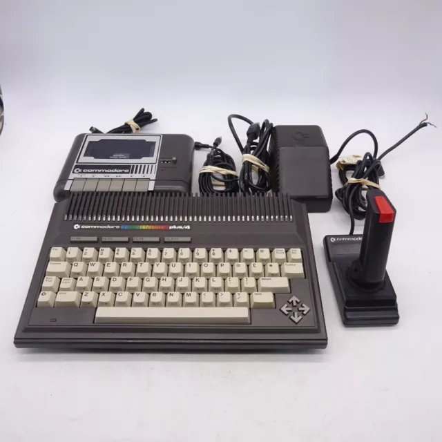 Commodore Plus 4 con alimentatore cavo joystick lettore cassette necessita di riverniciamento Commodore Plus 4 con alimentatore cavo joystick lettore cassette necessita di riverniciamento