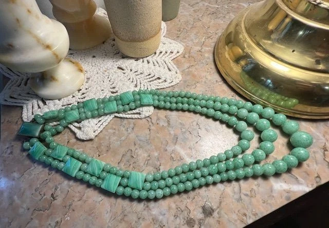 Bracelet et collier assortis extensibles en perles en pâte de verre et Bracelet et collier assortis extensibles en perles en pâte de verre et