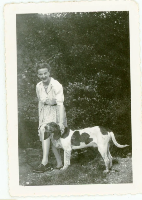 1948 SNAPSHOT PHOTO, Holiday in Savoy one woman with a chien dog