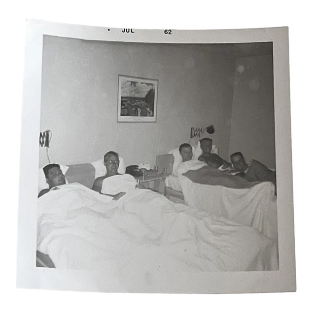 VIETNAM WAR ERA Photo U.S. Soldiers Injured In Hospital Beds 22.50